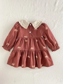 SHEIN 幼女分層A字洋裝 甜美優雅可愛仙女風 棕色花卉荷葉邊蝴蝶結 彼得潘領長袖 適合家庭拍照居家秋季穿著 - 卡其色 - 查看 3