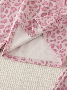 SHEIN Elladie kids 少女豹紋波羅領長袖寬腿褲兩件套，灰色豹紋上衣搭配米色半開V領設計；下身為配套豹紋寬腿長褲，配米色鬆緊腰帶。適合日常上學、郊區出遊、購物、觀光、戶外攝影與打卡場景，春秋穿搭。 - 粉色 - 查看 6