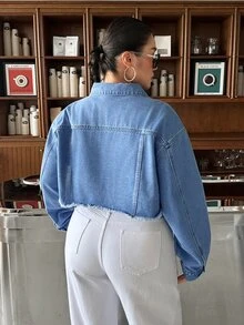 Rivivi Jaket Denim Pendek Wanita Plus Size dengan Bordir Aplikasi - Medium Wash - View 2
