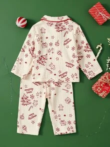 SHEIN Vintaside Kids 聖誕秋冬男嬰套裝 可愛節慶氛圍 聖誕樹薑餅人糖果禮盒元素印花 柔軟舒適棉質雙層雪紡休閒舒適開襟衫長袖褲兩件套居家服 親子款假日風 - 杏色 - 查看 2