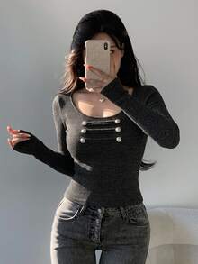 DAZY 女款深灰色修身大圓領T恤，胸前絎縫設計與鈕扣裝飾 - 黑色 - 查看 5