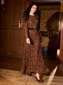 MOTF PREMIUM Gaun Wanita Musim Gugur/Dingin Beludru Jacquard Elegan dengan Hem Asimetris Panjang Sedang - Coklat - View 6
