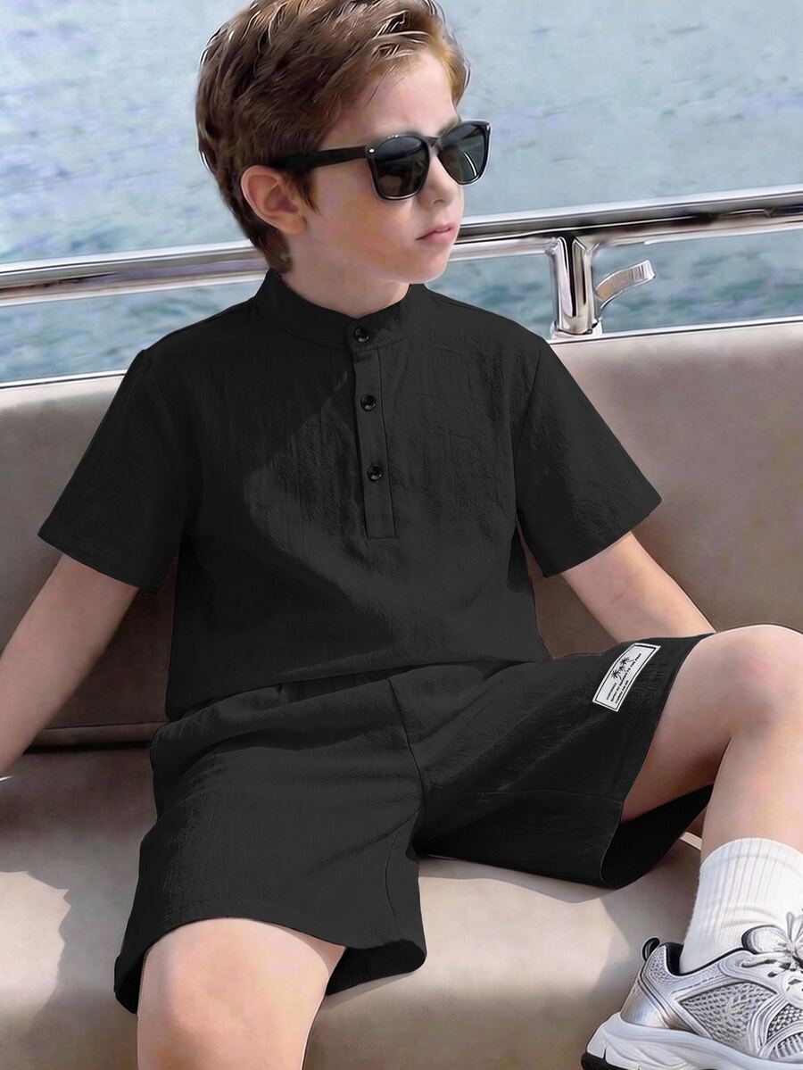 SHEIN 青少年男孩休閒學院風度假風韓式立領半拉鍊短袖套頭上衣配拼接短褲,梭織波浪條紋兩件套,適合外出、玩樂、街拍、派對、城市漫步 - 彩色 - 查看 1