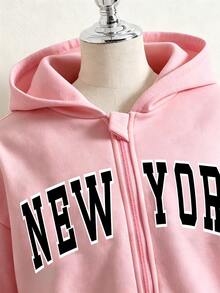 SHEIN Sparklyn 秋冬季女孩英文印花連帽拉鍊外套 - 撞色字母印花混搭街頭風，保暖針織布料，適合秋冬季節，略微寬鬆的版型留有成長空間，校園出行瞬間變身活力少女！ - 粉色 - 查看 3