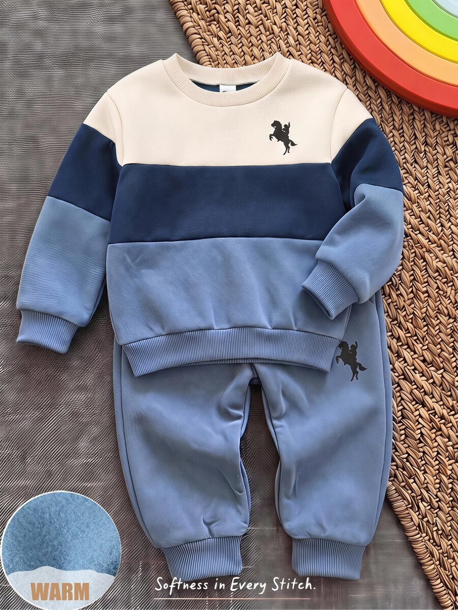 Cozy Pixies 男孩黑色印花對比色拼接圓領長袖套頭運動衫與運動褲套裝,百搭舒適 - 藍色 - 查看 1