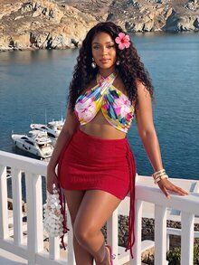 Veslaya 女款優雅夏季兩件套，性感Y2K風格穿搭，彩色花卉印花掛脖綁帶露背抹胸短版上衣 + 紅色毛邊側綁帶修身貼身迷你裙，適合海灘度假、泳池派對、夜店、街頭穿搭 - 紅色 - 查看 3