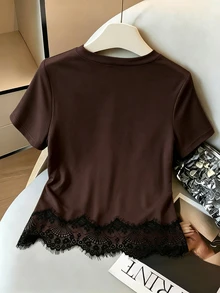 Qadelle 女款度假風法式蕾絲拼接下擺短袖T恤 - 棕色 - 查看 2