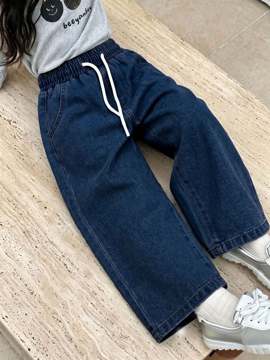 SHEIN Explorewe 女童牛仔褲,秋季新品,深藍色,彈性腰帶抽繩設計,寬鬆版型,輕量柔軟牛仔布料,舒適親膚,適合四季穿著,日常穿搭、拍照、購物、外出、度假等多用途,2026新款女童牛仔褲 - 深色水洗藍 - 查看 1
