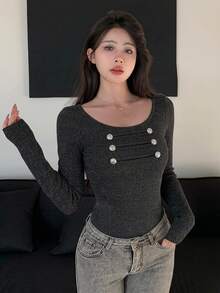 DAZY 女款深灰色修身大圓領T恤，胸前絎縫設計與鈕扣裝飾 - 黑色 - 查看 6