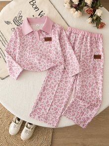 SHEIN Elladie kids 少女豹紋波羅領長袖寬腿褲兩件套，灰色豹紋上衣搭配米色半開V領設計；下身為配套豹紋寬腿長褲，配米色鬆緊腰帶。適合日常上學、郊區出遊、購物、觀光、戶外攝影與打卡場景，春秋穿搭。 - 粉色 - 查看 7