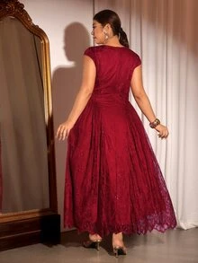 Cravure Gaun Maxi Renda Ukuran Besar Elegan untuk Pesta dengan Kerah Boat dan Kelim Payung - Burgundy - View 7