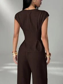 SHEIN PETITE طقم نسائي من قطعتين بلوزة بخصر مشدود وتكسيرات مع بنطلون واسع الساق - بني - مشاهدة 3