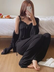 DAZY Enfärgat pyjamasset med camisoletopp med spetskant, byxor och morgonrock - Svart - Visa 1
