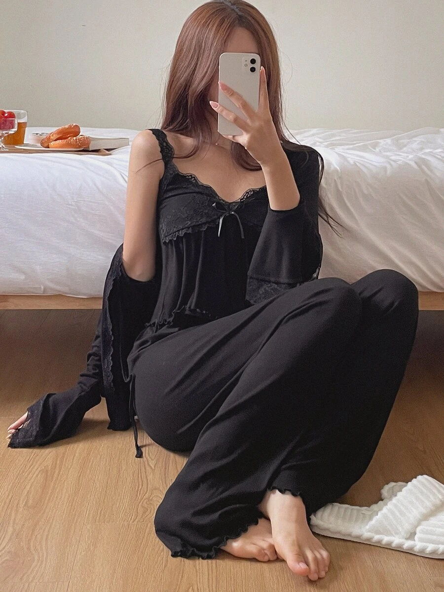 DAZY Enfärgat pyjamasset med camisoletopp med spetskant, byxor och morgonrock - Svart - Visa 1