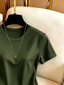 GlowEve 女款圓領短袖不對稱下擺對比蕾絲素色T恤 - 軍綠色 - 查看 3