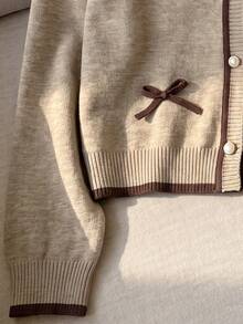 Jaket Sweater Pendek Anak Perempuan dengan Trim Kontras, Hiasan Pita, Leher V, dan Kancing Mutiara. - Unta - View 4