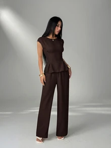 SHEIN PETITE طقم نسائي من قطعتين بلوزة بخصر مشدود وتكسيرات مع بنطلون واسع الساق - بني - مشاهدة 9