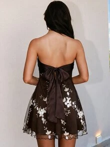 Glamine 女款米色花卉刺繡拼接緞面短洋裝，抹胸扭結設計，性感露背蝴蝶結肩帶，透明網紗配白色刺繡 - 咖啡棕 - 查看 3