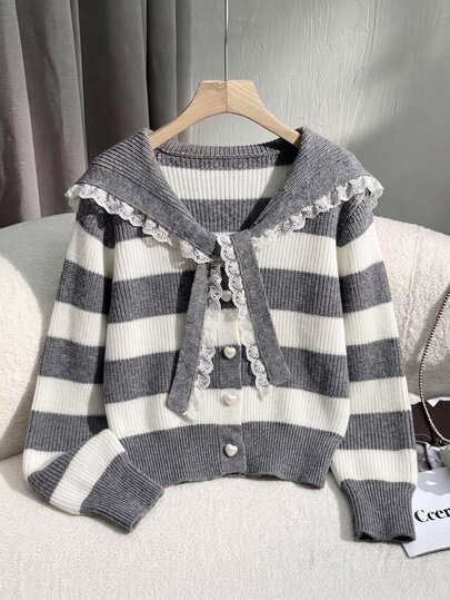 SHEIN Franclia Kadın Lacivert Yakalı Uzun Kollu Hırka Kazak, Günlük Şık Gevşek Kesim Örme Sonbahar/Kış Kıyafeti, Gri ve Beyaz Çizgili Kontrast Renkli, Dantel Detaylı, Kalp Şeklinde Düğmeli, Önü Açık Çok Yönlü Kazak