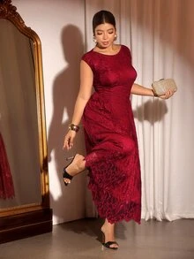 Cravure Gaun Maxi Renda Ukuran Besar Elegan untuk Pesta dengan Kerah Boat dan Kelim Payung - Burgundy - View 6