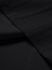Manfinity Homme Kaos Pria Lengan Pendek Leher Bulat Bertekstur Vertikal, Aksen Patch Kulit yang Indah, Desain Manset & Kerah Warna Kontras, Atasan Kasual Serbaguna Mewah untuk Pria - Hitam - View 6