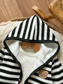 SHEIN Vintaside Kids 男嬰秋冬休閒條紋連帽長袖開襟外套 日常戶外穿搭 熊圖案 灰色卡其色 印花棉襖夾克 - 黑與白 - 查看 7