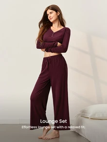 LUVLETTE Cloud Soft Set Pakaian Santai Wanita Musim Gugur Kerah V Kancing Cokelat-Merah Atasan Pullover Lengan Panjang dan Celana Panjang, Bahan Tekstur Rib, Set Lounge Grafis untuk Wanita - Burgundy - View 2