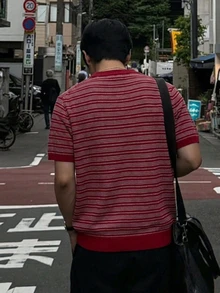 DAZY 男士短袖條紋圓領鈕扣不對稱門襟針織上衣 - 酒紅色 - 查看 2