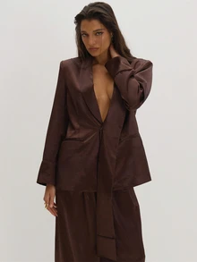 MUSEYN Blazer dengan detail syal satin cokelat dan bantalan bahu oversized, elegan untuk kencan malam di musim gugur. - Coklat - View 2