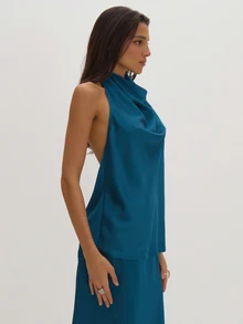 MUSEYN Atasan Satin Biru Kehijauan Tanpa Lengan dengan Leher Halter dan Punggung Terbuka, Elegan untuk Kencan Malam di Musim Gugur - Royal Blue - View 4