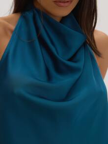 MUSEYN Atasan Satin Biru Kehijauan Tanpa Lengan dengan Leher Halter dan Punggung Terbuka, Elegan untuk Kencan Malam di Musim Gugur - Royal Blue - View 6