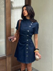 Rivivi Gaun Denim Lengan Pendek Seksi Wanita dengan Kancing dan Lipatan di Pinggang - Dark Wash - View 6