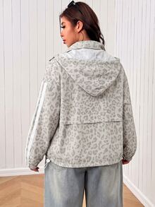 SHEIN EZwear Jaket Wanita Ukuran Besar Motif Leopard dengan Lengan Bergaris dan Tali Serut, Model Patchwork, dan Tudung. - MultiWarna - View 2