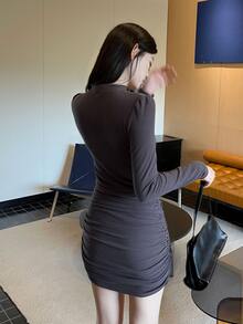 Tideelle 秋冬性感掛脖V領長袖收腰緊身洋裝，適合辣妹穿著 - 深灰色 - 查看 2