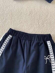SHEIN 女童純棉春秋學院風運動兩件套，蝴蝶結印花織帶拼接立領夾克與收口長褲兒童套裝 - 藏蓝色 - 查看 9