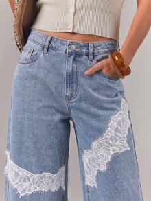Athîral Denim 女款寬鬆版型藍白牛仔褲，水洗丹寧，蕾絲拼接，寬腿，純色，夏季蕾絲復古風，浪漫休閒，早午餐日常穿搭，女款牛仔褲 - 淺色水洗藍 - 查看 4