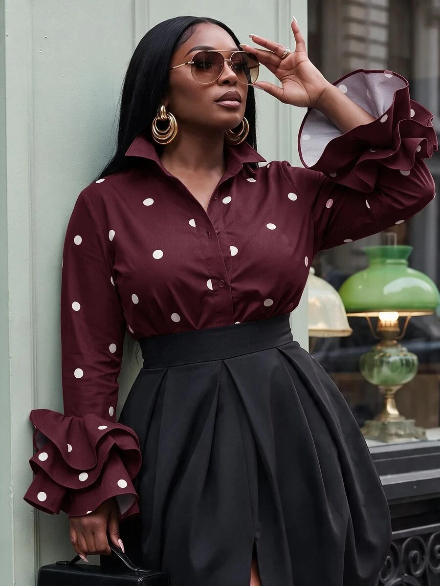 Slaydiva Blus Ukuran Besar Motif Polkadot dengan Kancing Warna Kontras dan Manset Bergelombang Berlapis untuk Musim Gugur - Coklat - View 1