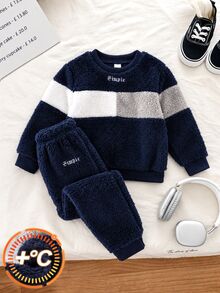 男童秋冬配色方格拼接珊瑚絨2件套，幼兒圓領套頭上衣與收口長褲套裝，海軍藍白色灰色塊拼接簡約優雅設計，身前精緻字母刺繡點綴，寬鬆版型不限制孩子活動，適合外出、學校日常穿著，易搭配高實穿率男童完整套裝 - 藏蓝色 - 查看 3