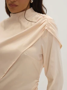 MUSEYN Blus Lengan Panjang Asimetris Bergaya Cape Satin Krem, Elegan untuk Kencan Malam, Chic, dan Musim Gugur. - Putih - View 6