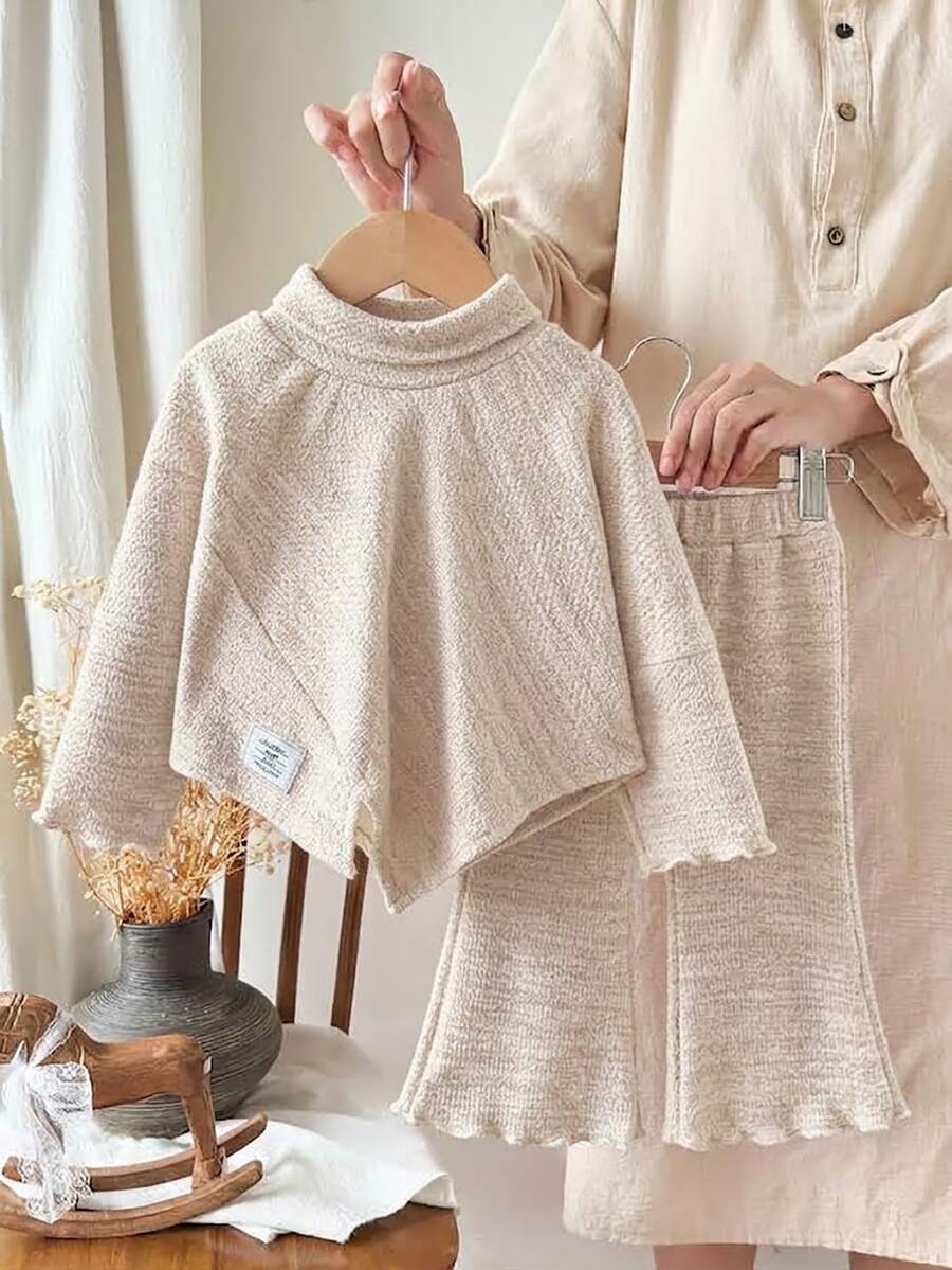 SHEIN 2件組幼女上衣+喇叭褲,優雅米色燕麥色不對稱荷葉邊長袖小高領針織衫連身褲,休閒派對秋季度假款 - 杏色 - 查看 1