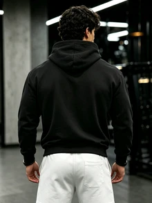 GymBeat Sweatshirt Olahraga Pria Berkerudung dengan Saku dan Motif Cetak - Hitam - View 2