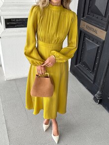 Pariaura Gaun Wanita Panjang Sedang dengan Benang Metalik Mengkilap, Dada Plisket, Kerah Tegak Kecil dan Lengan Panjang - Kuning - View 1