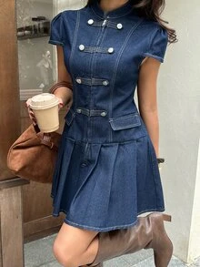 Rivivi Gaun Denim Wanita dengan Hiasan Resleting dan Kancing pada Lengan Motif Kelopak Bunga - Dark Wash - View 3