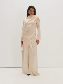 MUSEYN Blus Lengan Panjang Asimetris Bergaya Cape Satin Krem, Elegan untuk Kencan Malam, Chic, dan Musim Gugur. - Putih - View 3