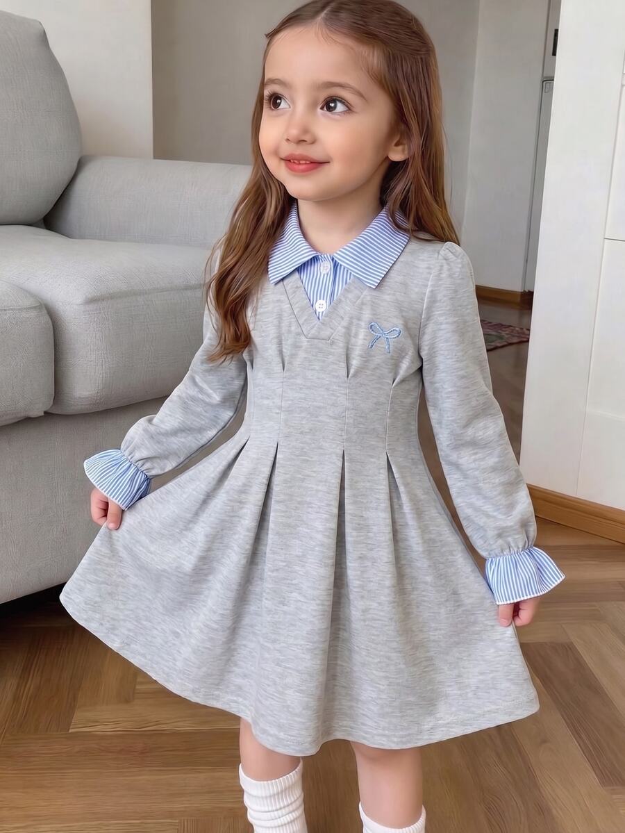 SHEIN Elladie kids 女童條紋翻領二合一洋裝,淺灰色裙身搭配藍白條紋襯衫領拼接,長袖藍白條紋荷葉喇叭袖口,胸前精緻藍色蝴蝶結刺繡,百褶腰裙襬,適合日常上學穿搭、開學穿著、姐妹聚會、派對活動、郊外出遊 - 灰色 - 查看 1