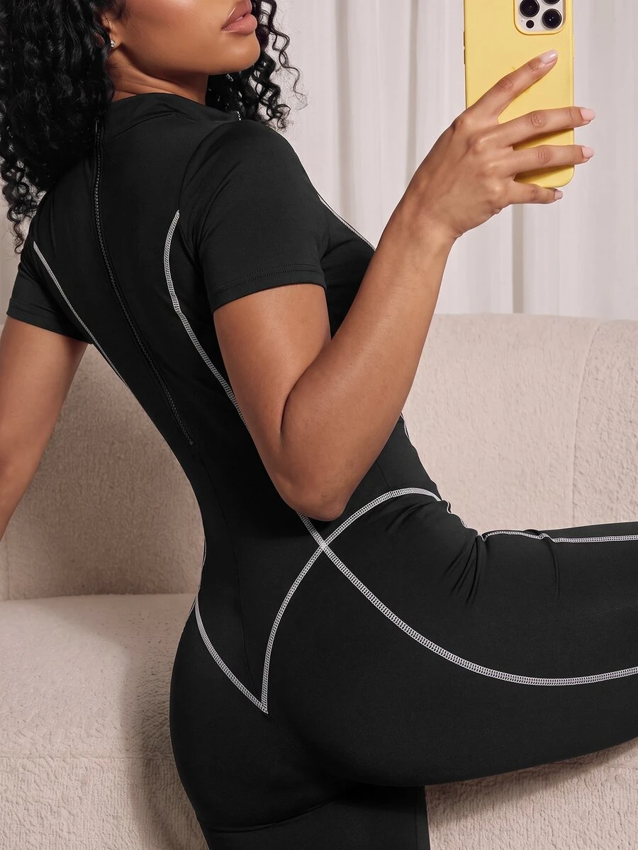 SHEIN Core Rhythm 女款黑白幾何線條印花對比色短袖運動連身褲健身運動套裝 - 黑與白 - 查看 1