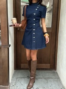 Rivivi Gaun Denim Lengan Pendek Seksi Wanita dengan Kancing dan Lipatan di Pinggang - Dark Wash - View 7