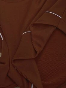 Sovereign Charm ملابس علوية رياضية قصيرة بقاعدة بنية وحواف بيضاء مدمجة، أكمام طويلة بتفاصيل تباينية، قصة ضيقة كاجوال ورياضية - بني - مشاهدة 6