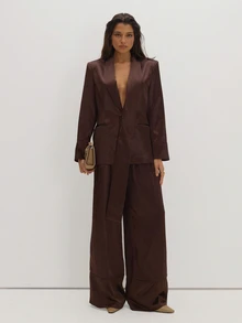 MUSEYN Blazer dengan detail syal satin cokelat dan bantalan bahu oversized, elegan untuk kencan malam di musim gugur. - Coklat - View 3