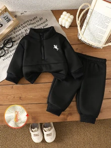 SHEIN 2件組男嬰可愛黑色馬刺繡半拉鍊羅紋長袖小立領厚款戶外冬季聖誕秋季假期運動衫褲套裝 - 黑色 - 查看 7